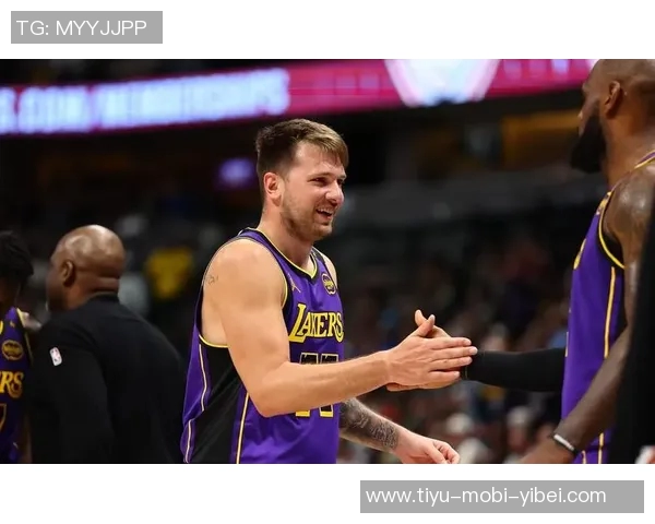 大范分析:里夫斯无球跑动活跃东契奇詹姆斯却选择静止待命 大范分析:里夫斯无球跑动活跃东契奇詹姆斯却选择静止待命